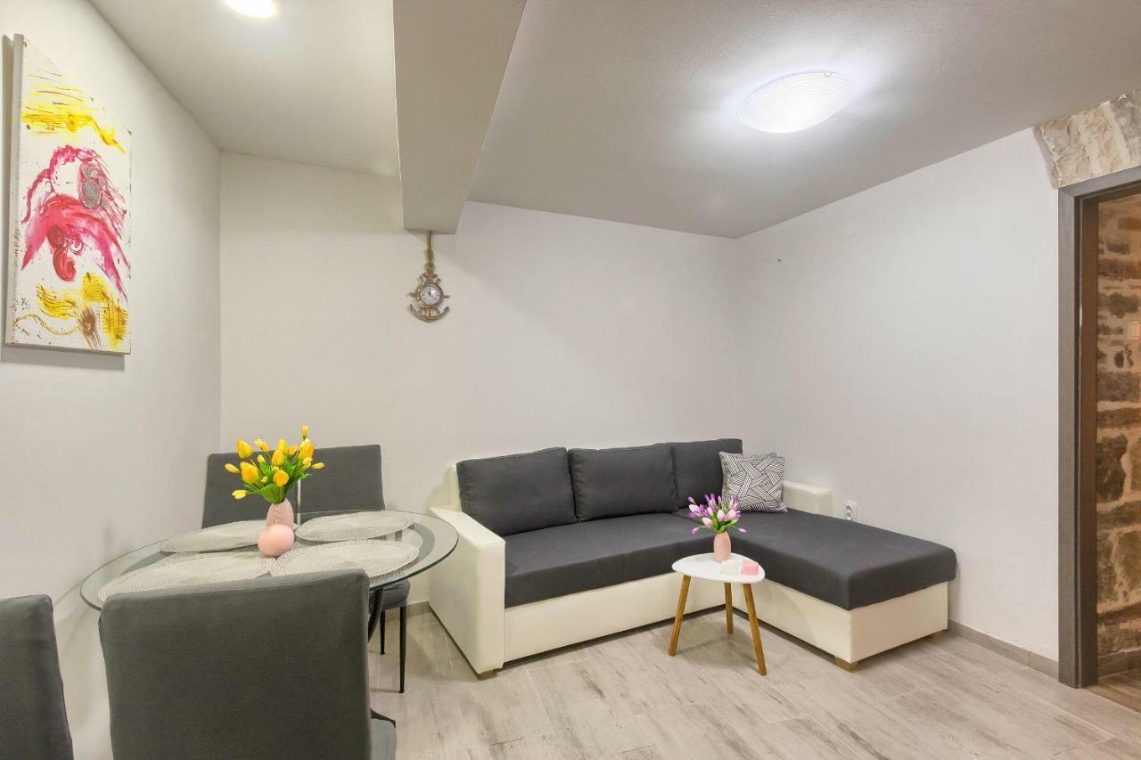 Old Town Apartments In City Center Pula Ngoại thất bức ảnh